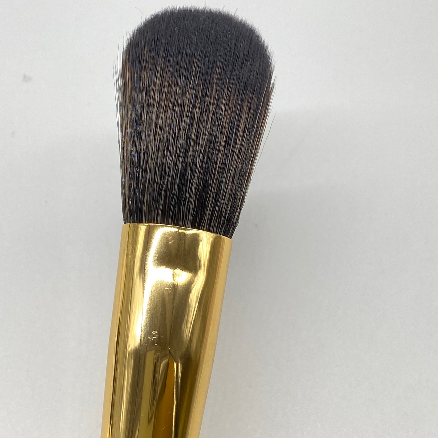 Close up of the Estee Lauder Blush Brush 15 and handle