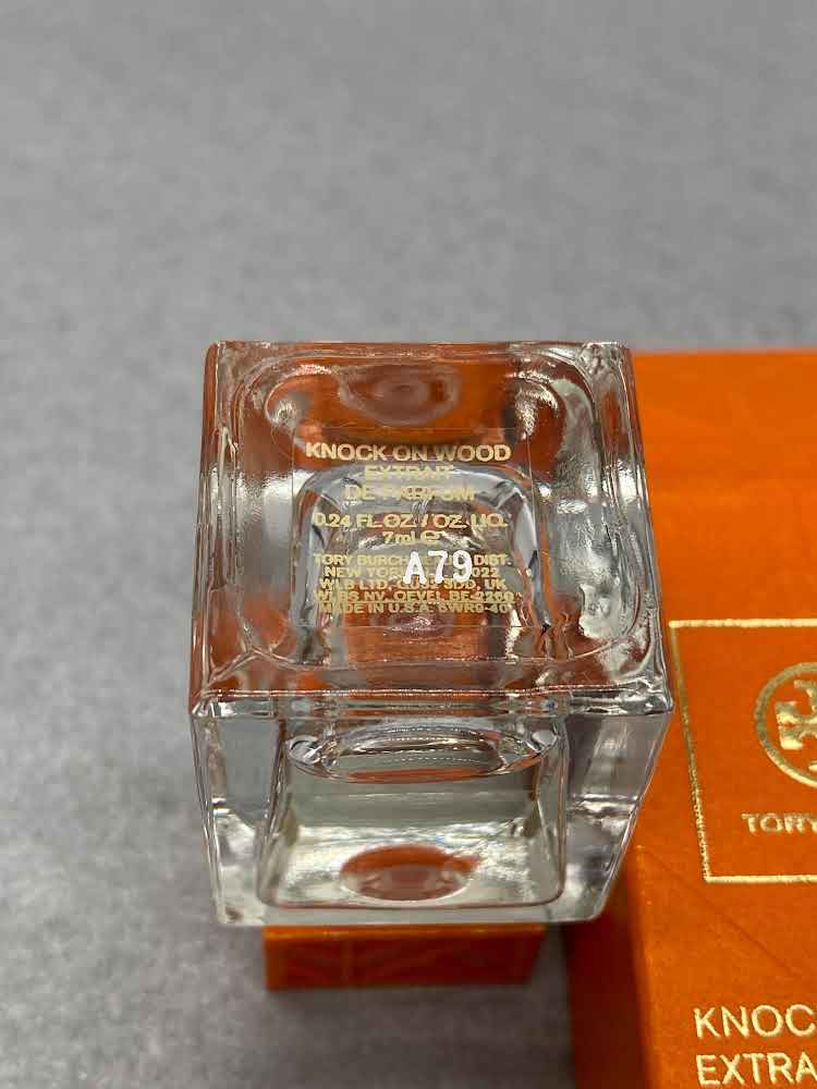 Close up of Tory Burch Knock On Wood Extrait de Parfum